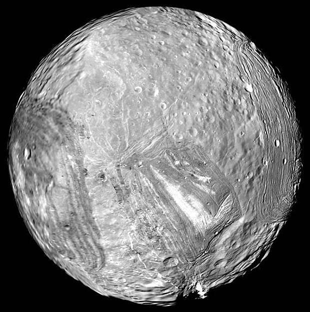 Aufnahme des Uranusmondes Miranda von Voyager 2