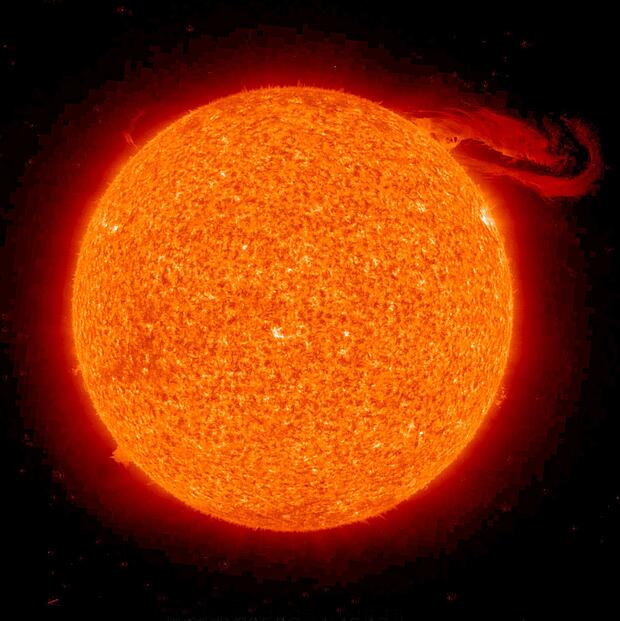 Schwebende Protuberanz über der Sonnenoberfläche.