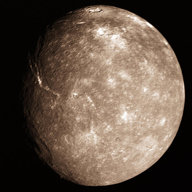 Hochauflösende Farbaufnahme des Uranusmondes Titania durch die NASA-Sonde Voyager 2
